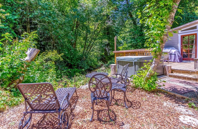 Serene creekside casa w / jacuzzi privado y terraza - cerca del río / bosques, perros OK!