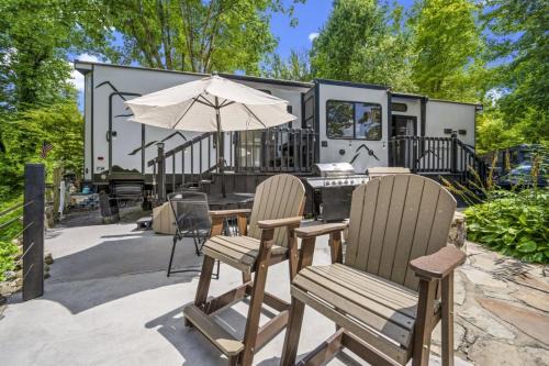 Creekside Glamping Resort- Fishing Pond, Mini Golf, Game Room, Pet Friendly