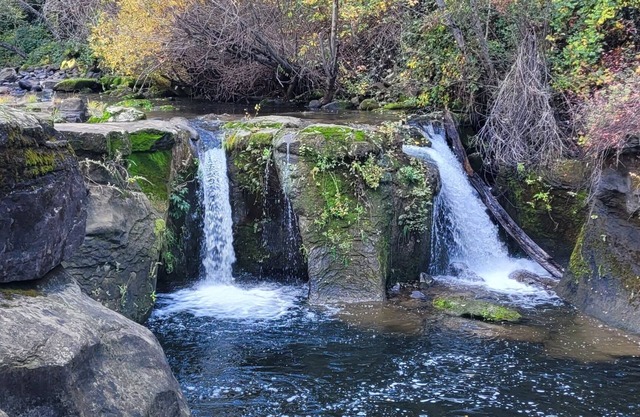 Lujosa casa de montaña Creekside con cascada