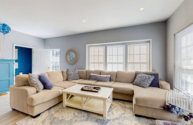 Creekside townhouse with patio, grill & community pool - pet friendly