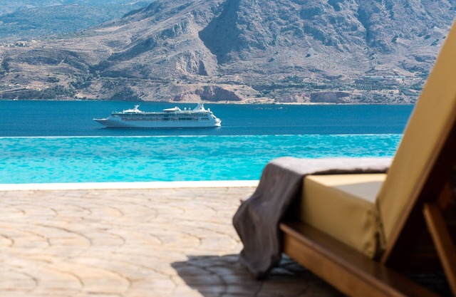 Lujo cretense reimaginado: nueva villa privada de piedra con vistas al mar.