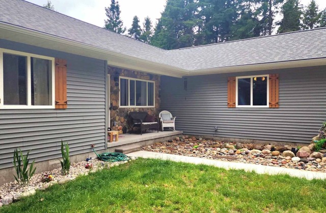Crystal Lake Getaway New Spatious walkout ranch. a Mile to Frankfort Mi Beaches