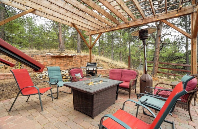 Crystal Retreat! BBQ, Trails & Private Hot Tub