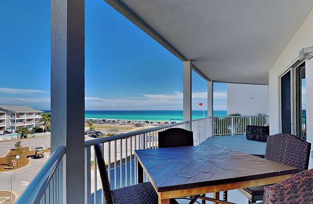 Condominio con vista a la playa y balcón privado extra grande. Servicio de playa de cortesía incluido! Actualizaciones a lo largo