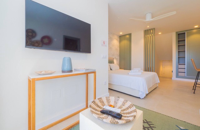 Cubo's Estudio Cabopino Port & Parking / cerca de playa / wifi gratis / piscina comunitaria