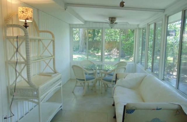 Cummings Lane, Charming 2 BR, 2 BA cottage on SSI
