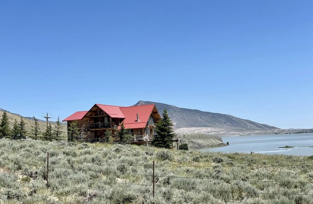 Cabaña personalizada con impresionantes vistas del embalse Buffalo Bill y Carter Mt