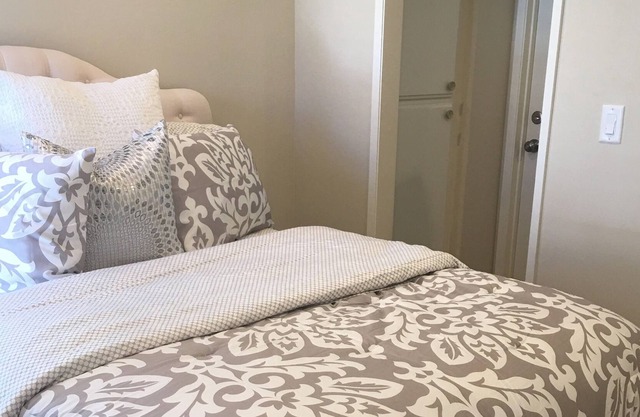 ¡HABITACIÓN MÁS LINDA Y LIMPIA EN OAK PARK! ¡20 MINUTOS A MALIBU, MINUTOS A AMGEN!