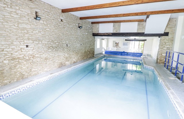 DAIRY COTTAGE, pet friendly, with pool in Minster Lovell