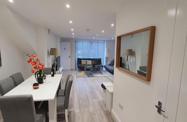 Daisy Lodge - Spacious Two Bed Flat - Parking, Netflix, WIFI - Close to Blenheim Palace & Oxford - F1