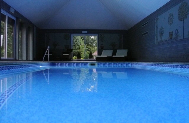 Damson Cottage - granero contemporáneo que ofrece acceso a una impresionante piscina cubierta