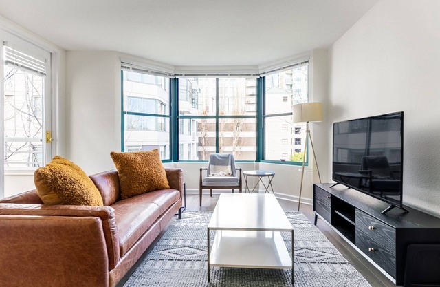 Dapper Waterfront South Beach 2BR w/ Pool, Tennis, Spa, by Blueground