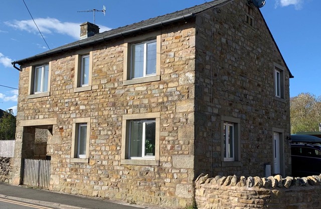 DAWSONS COTTAGE, pet friendly, with a garden in High Bentham