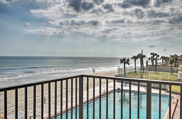 Daytona Beach Studio w/ Pool + Ocean Access!