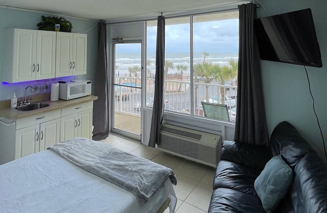 Dazzling Daytona Beach Ocean Front View & Balcony-8