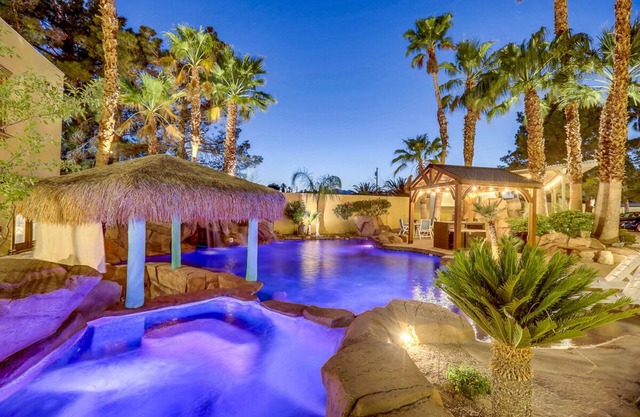 DD Luxurious 12BD/13BA Mansion Villa w/ Two Beautiful Resort Pools. Sleeps 39!