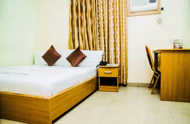 De Lawrence Court & Suites