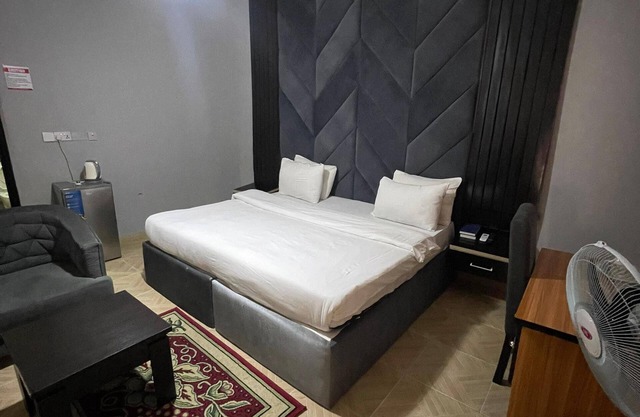 DE ROSS HOTEL & SUITES