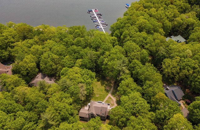 ¡Casa frente al lago que admite perros con muelle, bañera de hidromasaje y comodidades del complejo!