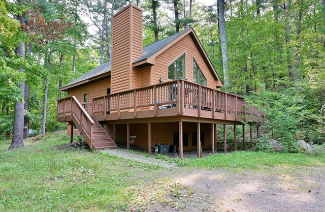 Hermosa cabaña con pontón en Delta Lake en Iron River, WI!