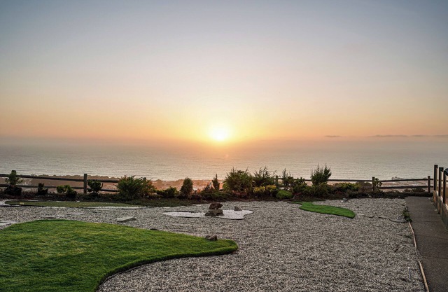 Delightful 2BR Mountain OceanSunset View