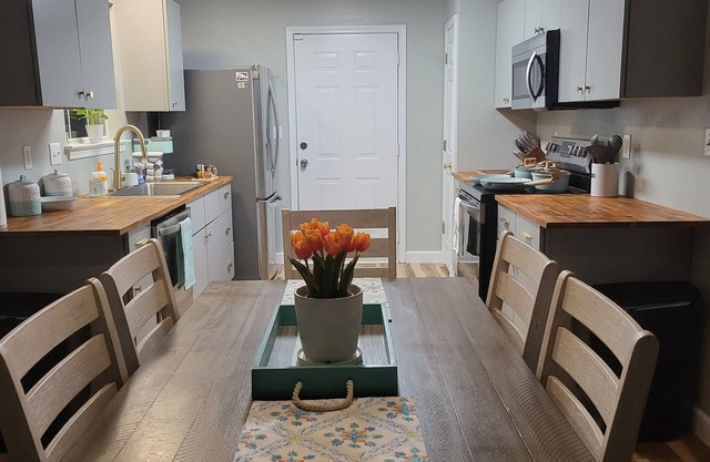Delightful 3-bedroom townhome in Emerald Coast ivo beaches, shops, and dining!