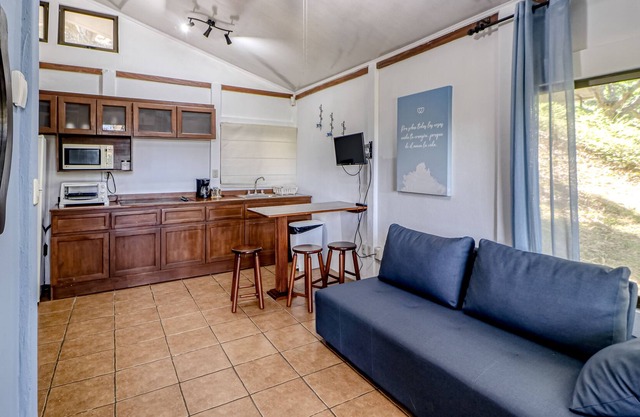 Encantadora cabaña en Atenas, con terraza, vista al jardín y piscina compartida.