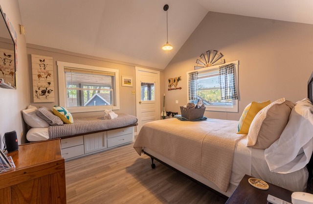 Delightful cabin lake views & access now featuring AC Wi-FI and TV sleeps 3