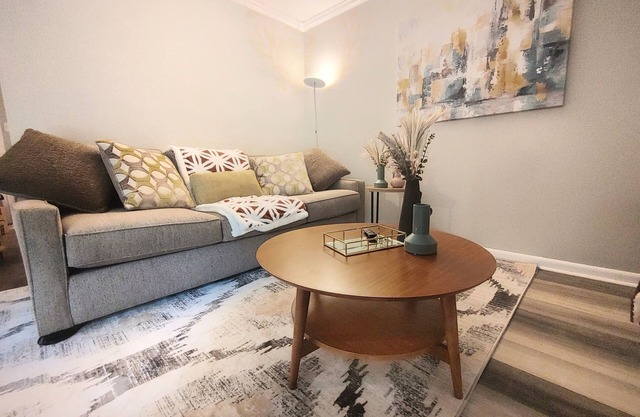 Delightful Room, queen-size bed, near hospitals & shops. AC, WiFi, 1.5 bathrooms