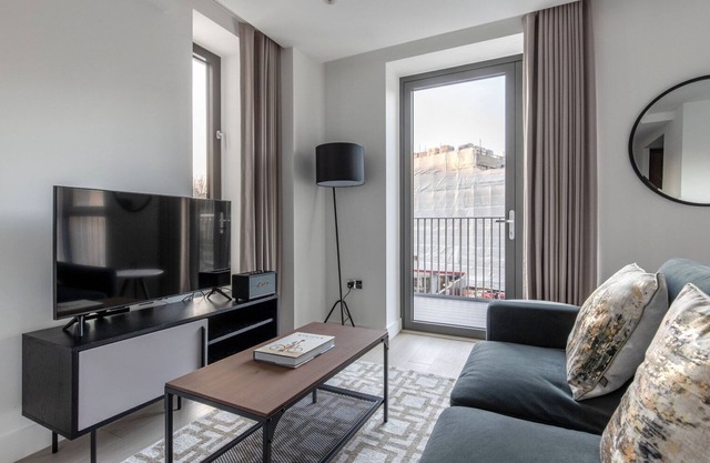 Deluxe Farringdon Studio w/ Cinema Room, nr Bars & Shops, by Blueground