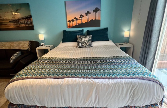 Deluxe Guest Suite w/ private yard, king bed, sofabed, desk, next to a park!