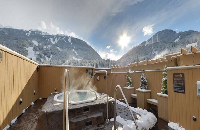 Deluxe Slopeside Suite with Mountain Views
