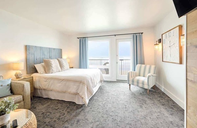 Deluxe Suite for 6, King Bed & Ocean Views, Pool and Hot Tub!