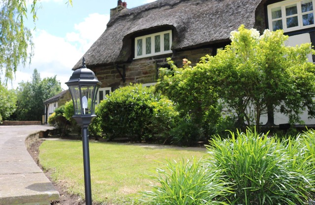 Denfield Cottage · Cabaña con techo de paja con encanto más anexo