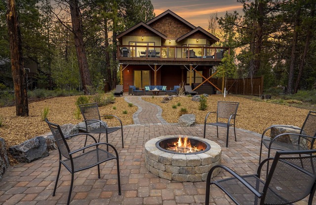 Deschutes River Home | Game Room + Kayaks