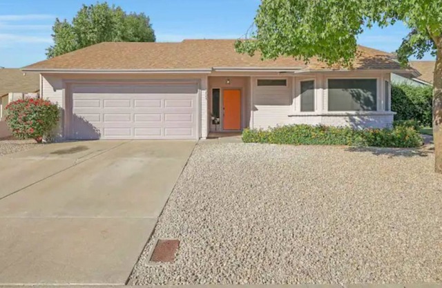 Desert Vibes one story with BBQ and putting green!