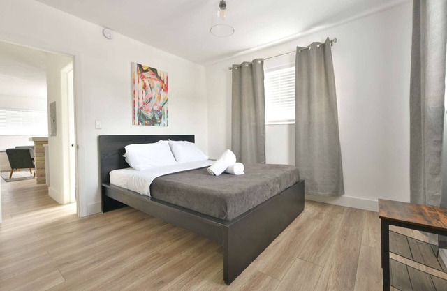 ✨Designer Chic One Bedroom w/Full Kitchen Free Parking