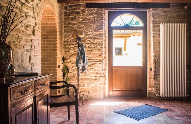 Diseñador Country Villa en Amandola con piscina y Viñedos