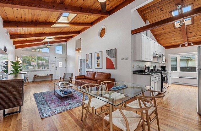 Designer retreat home near Stanford! Luxury, Gym, Peloton, office,Backyard,BBQ