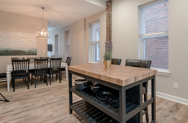 Bellamente diseñado Townhome cerca de Anheuser Busch LADO IZQUIERDO JZ alquiler de vacaciones