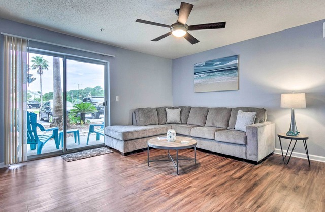 Destin Condo w/ Pool Access < 1 Mi to the Beach!