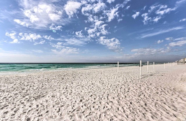 Destin Condo w/ Pool Access - Walk to Beach!