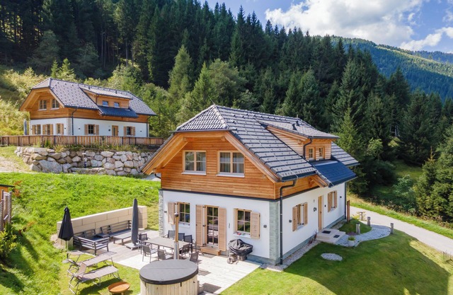 Detached chalet with sauna, hottub & loungeset