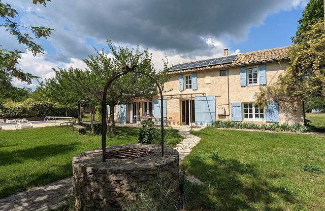 Casa unifamiliar provenzal con piscina