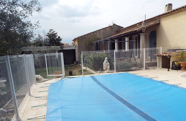 Casa independiente con piscina para 8 personas en urbanización