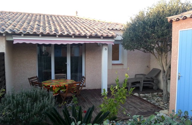 Pabellón con terrazas, jardín y piscina.