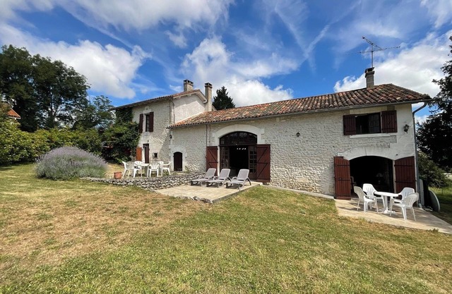 Casa de campo de piedra independiente, 1/3 acres, vistas impresionantes, cerca de las playas del lago y del río