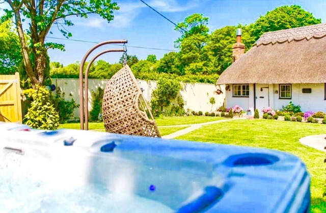 Encantadora cabaña con techo de paja independiente para 2-6 personas con un HotTub de lujo.