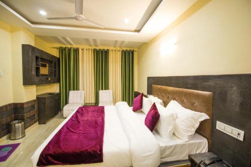Dharamshala Naddi Edge sunset point# Free Parking-cricket stadium 10 km-Mcleodganj 2 km- Bhagsunag 4