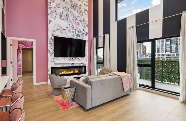 Diamonds Are Forever Bridal Condo- Walk to Broadway, Heated Pool, Gym, Parking